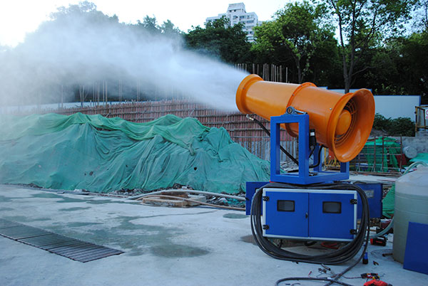 高射程霧炮機被廣泛應用于城市建筑工地.jpg 高射程霧炮機被廣泛應用于城市建筑工地.jpg