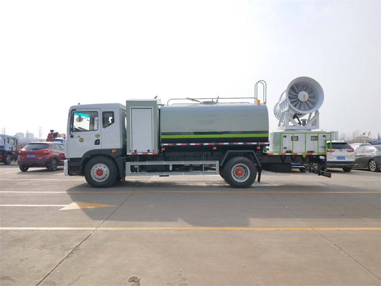 鄭通霧炮機(jī)廠家生產(chǎn)研發(fā)車載式霧炮機(jī)實拍圖